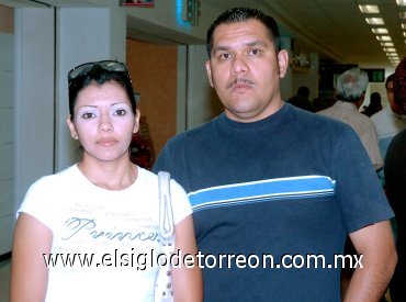 25052007
Nancy Pérez viajó a Tijuana y la despidió Hugo Luigui.
