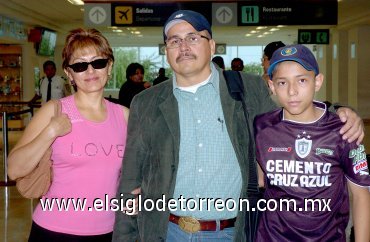 26052007
Marco de la Cruz viajó a Madrid y la despidieron Polita Fraire y Jorge de la Cruz.