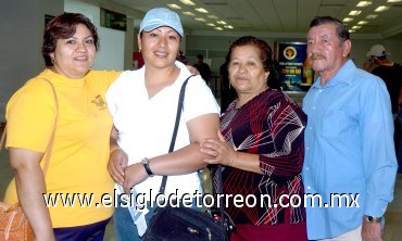 26052007
María Elena López viajó a Tijuana y la despidieron Mary, Sergio y Julia López.