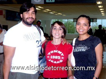 26052007
Yazmín Nassar y José Escalera llegaron a Torreón desde la Ciudad de México y los recibió Julieta Saldaña.