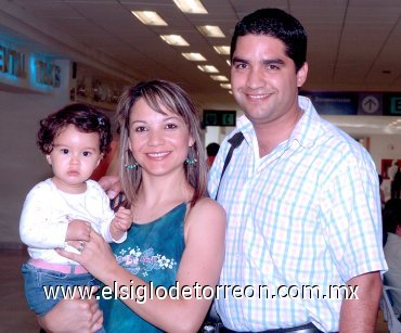 27052007
Ernesto Chávez viajó a Guadalajara y fue despedido por Gina de Chávez y la pequeña Zulemita.