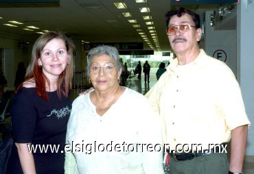 27052007
Verónica Reyes llegó desde Los Ángeles y la recibieron Victoria y Cornelio Reyes.