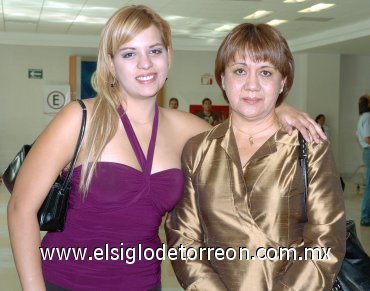 28052007
Brenda Cruz y Reyna de Cruz viajaron con destino a Los Ángeles.