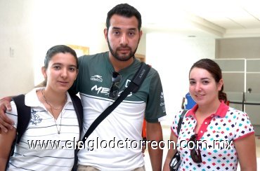 28052007
Carol Braña viajó a Los Cabos y la despidieron Marimar Perales y Luis Aragón.