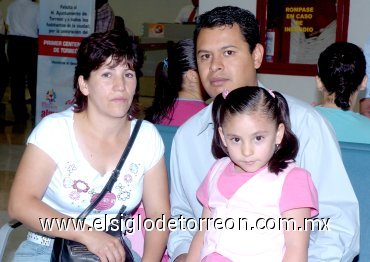 28052007
Marco González, Liliana López y la pequeña Iris González llegaron a Torreón procedentes de la Ciudad de México.