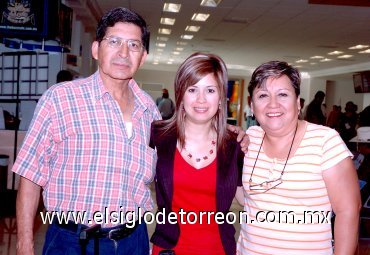28052007
Yéssica Hurtado viajó a México y la despidieron María de los Ángeles Soto y José Hurtado.