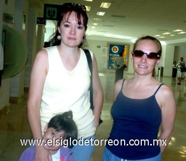 29052007
Cristina Morfín y la pequeña Ana Dávila viajaron a Mazatlán y las despidió Malena Morfín.