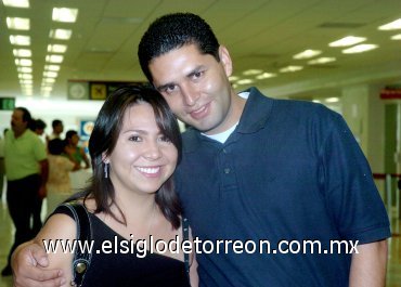 29052007
Martín Gómez viajó a México y lo despidió Keyla Cortés.