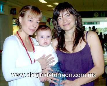 30052007
Carla y Ángeles Lozano viajaron a México y las despidió Isabel Cázares.