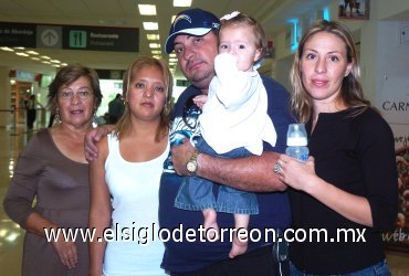 30052007
Javier Enríquez y Nancy Olague viajaron a Las Vegas y los despidieron Guadalupe Enríquez, Luz Fang e Isabela Enríquez.