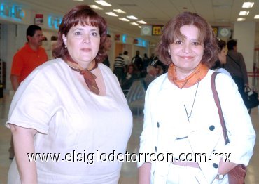 30052007
Ofelia Martínez llegó a Torreón procedente de la Ciudad de México y la recibió Laura Eraña.