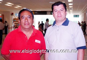 31052007
Jesús Ochoa llegó a Torreón procedente de México  y lo recibió Andrés Díaz.