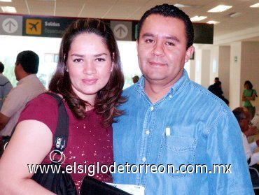 31052007
Leonor Segura viajó a México y la despidió Gustavo Esquivel.