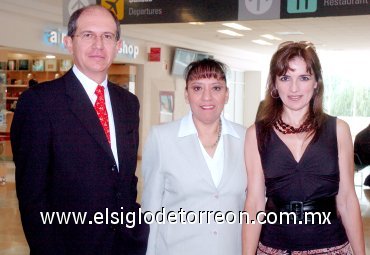 31052007
Lilia Sosa y José Fautsch, llegaron Torreón desde la Ciudad de México y los recibió María Luisa Marroquín.
