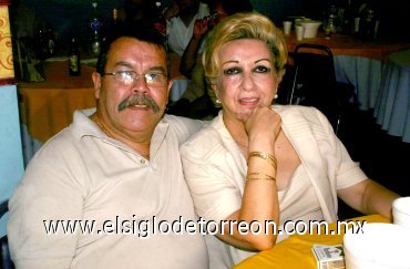 27052007
Hugo Hernández Ortiz con su esposa Lilia Faudoa de Hernández.
