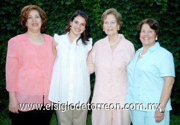 31052007
Lidia Ávila, Lety Calderón y Agnes M. de Perusquia, ofrecieron una fiesta de canastilla para Vivian Contreras de Olvera.