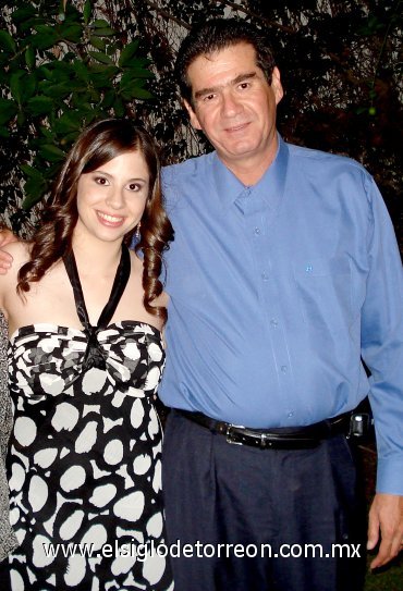 31052007
Susana Villarreal Estens, acompañada de su papá Édgar Villarreal Rodríguez.
