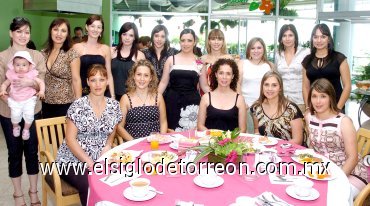 01062007
Georgina Galván Nevárez y sus amistades disfrutaron de su despedida de soltera, organizada por Yolanda Nevárez y Guadalupe Gómez Palacio.
