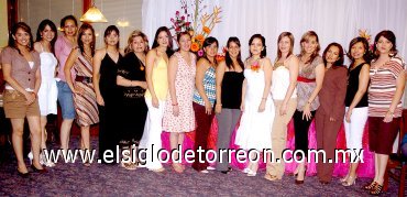 01062007
Por su próxima boda, Rocío Hernández Hernández fue despedida de soltera por familiares y amigas.