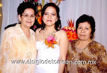 01062007_v_Rocío acompañada de su mamá Mary de Hernández y futura suegra Lety de Loera.