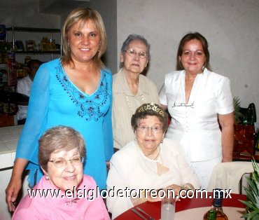02062007
Toty de Ibarra, Gloria de Martínez, Alicia de González, Ana Luz González y la reina saliente, Loretito de González.