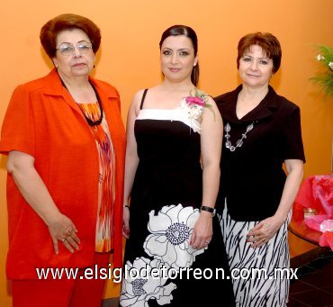 03062007
Georgina Galván Nevárez, junto a las organizadoras de su despedida de soltera, Yolanda Nevárez y Guadalupe Gomezpalacio.