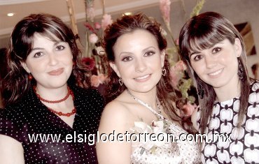 03062007
La novia en compañía de las organizadoras de su despedida de soltera, Karla Cristina y Pinky Vázquez Porras.