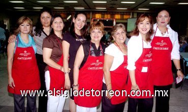 03062007
Mary Woo, Carito Bazán, Graciela Montoya, Gina de Almanza, Mary Bretado, Chelita de León, Chelita González y María Luisa Arellano, del comité de Damas del Colegio de Contadores y organizadoras del bingo.
