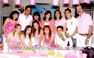 03062007
Sonia, con sus padres, Alejandro y Sonia; además de Clarisa, Mariana, Ana Pau, Victoria, Lulú, Laura, Fabián, Francisco y Daniel