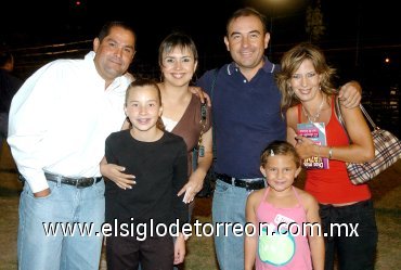 03062007
Jaime Villalobos, Ana Lucía Villanueva, Héctor Villanueva, Andrea y Jimena Villanueva y Susana de Villanueva.