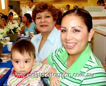 03062007
Juanita de Adame, Selene Zapata de Adame y el pequeño Víctor Javier Adame.