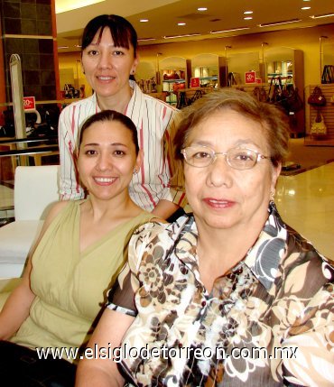 03062007
Juanita Fang de Marrufo, Laura y María Julieta Marrufo Fang.