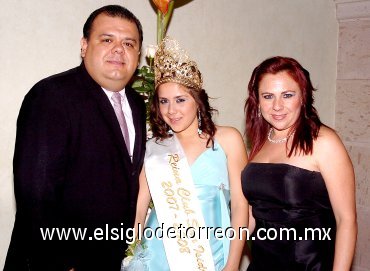 03062007
Karem Luna Niño, nueva reina del Club San Isidro en compañía de sus padres, Francisco Javier Luna y Georgina Niño de Luna.