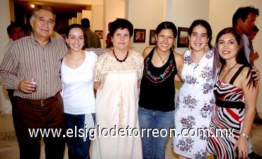 03062007
Manuel Leal, Mari Loli Garza, Asunción de Leal, Vanesa García, Idoia Leal y Sofía García Camil.