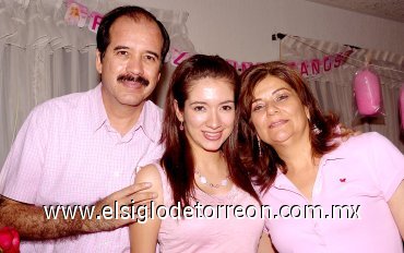 03062007
Sonia Sanz Torres cumplió 21 años de vida y sus papás, Alejandro Sanz Cortina y Sonia Torres de Sanz, le organizaron una fiesta en rosa.