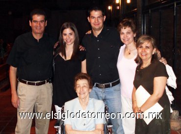 03062007
Susana acompañada de sus padres, Édgar Villarreal Rodríguez y Susana Estens de Villarreal, su abuelita Rosa Alicia de la Garza, así como de Édgar Villarreal y Margarita Torres.