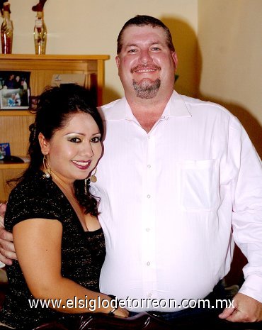 06062007_w_La novia junto a su prometido Michael Troy Wald.