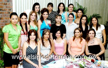 07062007
Ana Laura Farhat Muñoz disfrutó agradables momentos al lado de familiares y amigas, en su fiesta pre nupcial.