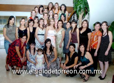 08062007
Mayela Barajas Trigo, acompañada de las invitadas a su despedida de soltera.