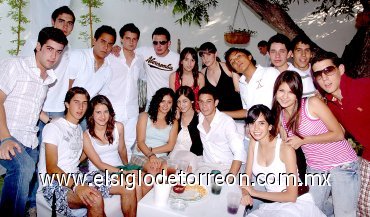 04062007
Gerardo Madinaveitia Alvarado, acompañado de un grupo de amigos asistentes a su fiesta de cumpleaños.