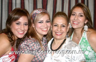 05062007
Adriana Castañeda de Fuentes, Karla Castañeda Diosdado y Luz María Castañeda de Dibe, acompañaron a Luz Ma. Diosdado de Castañeda en su cumpleaños.