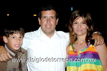 05062007
Ramiro Ortiz Villarreal, Arleth Abularach de Ortiz y Ramiro Ortiz Abularach, en una fiesta del colegio.