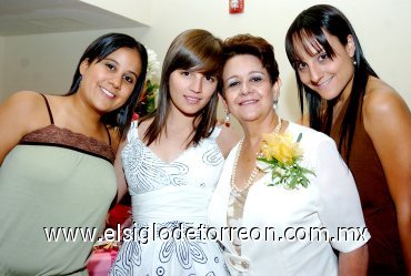 06062007
Doña Rosita acompañada de sus nietas Laura, Mariana y Karla.