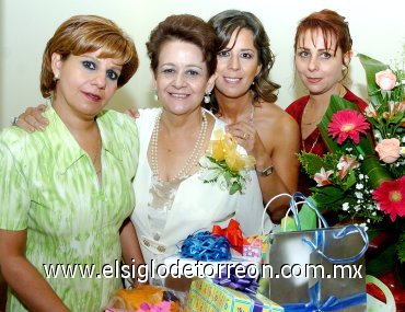 06062007
Señora Rosita de Lara de González con sus hijas Rosy, Lauris y Claudia, organizadoras de su fiesta de cumpleaños.