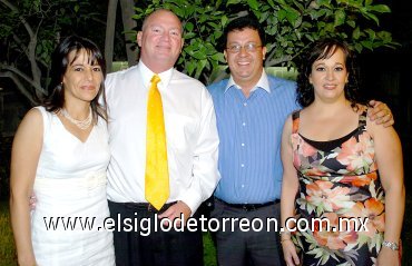 09062007
Adriana de García, Jorge García Guerrero, Carlos Campa López y Alejandra H. de Campa.