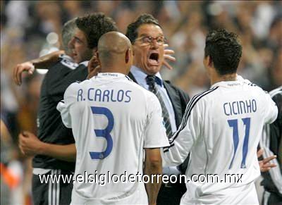 Capello celebró a lado de sus jugadores un histórico triunfo.