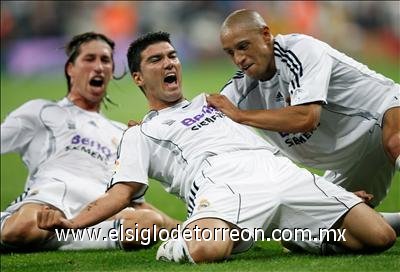 David Beckham y Roberto Carlos disputaron su último encuentro con el Real Madrid en un Santiago Bernabéu vestido de fiesta en el que se despidieron ganando la Liga,  marchándose por la puerta grande.