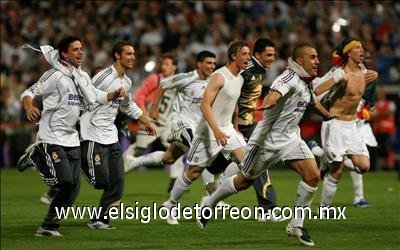 Tras el final los jugadores saltaron al césped, dieron una vuelta de honor.