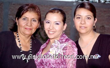 10062007
Esperanza Ibarra Frías acompañada de Alejandra Frías de Ibarra y Laura Alejandra Ibarra, anfitrionas de su fiesta pre nupcial.