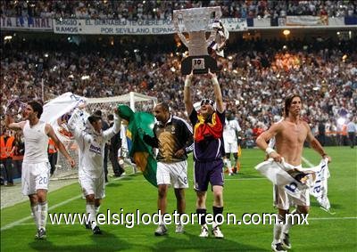 Los aficionados del Santiago Bernabéu vivieron una última jornada llena de emociones, con 90 minutos en los cuales se pasó del sufrimiento a la celebración con sus jugadores.